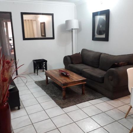 Protea Park Self Catering Guesthouse ルステンブルク エクステリア 写真