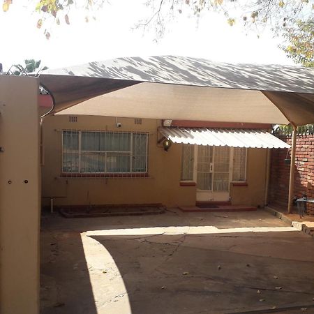 Protea Park Self Catering Guesthouse ルステンブルク エクステリア 写真