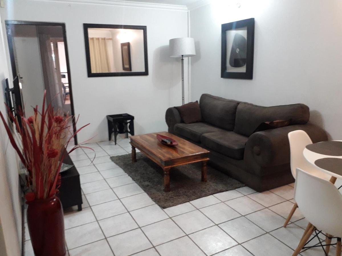 Protea Park Self Catering Guesthouse ルステンブルク エクステリア 写真