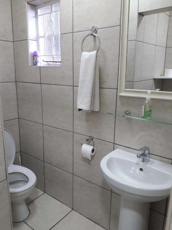 Protea Park Self Catering Guesthouse ルステンブルク エクステリア 写真