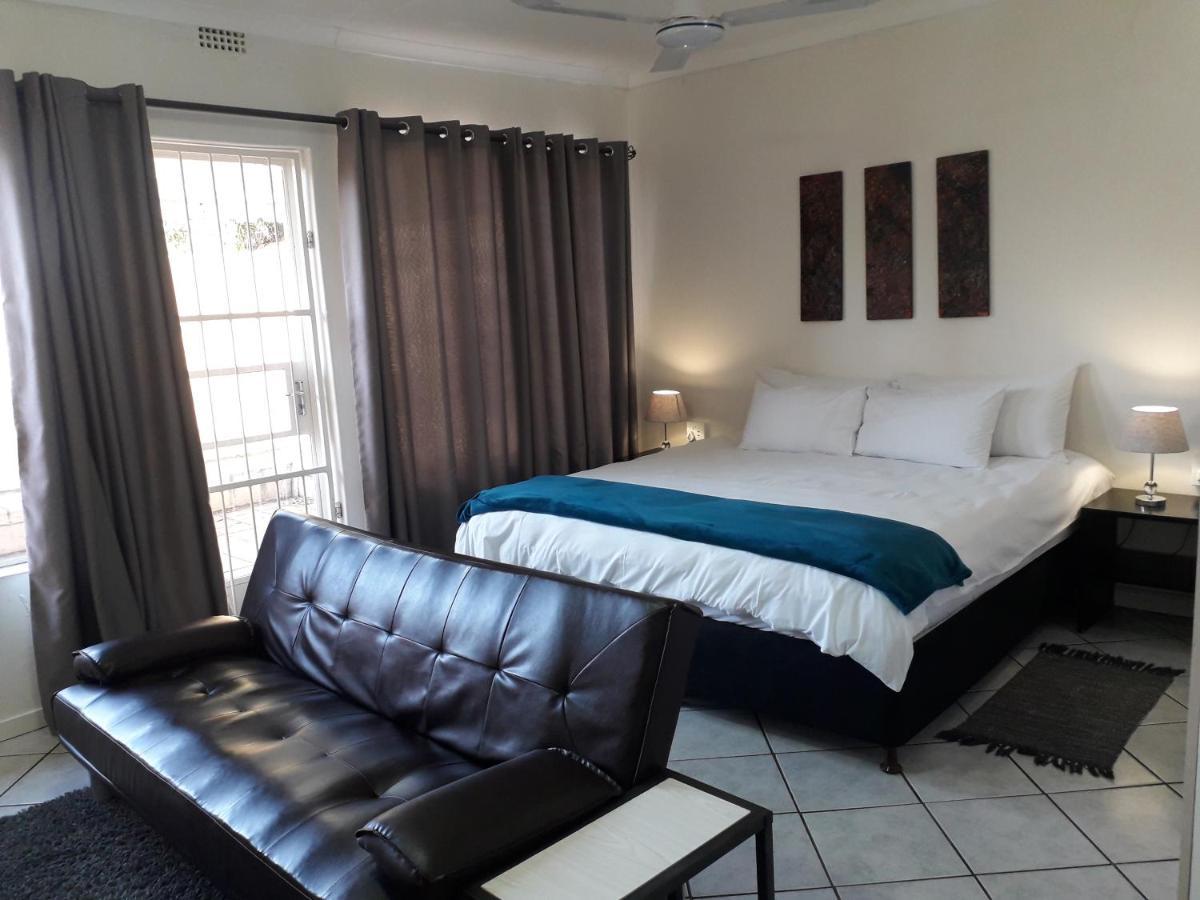 Protea Park Self Catering Guesthouse ルステンブルク エクステリア 写真
