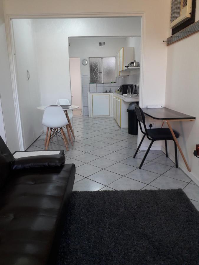 Protea Park Self Catering Guesthouse ルステンブルク エクステリア 写真