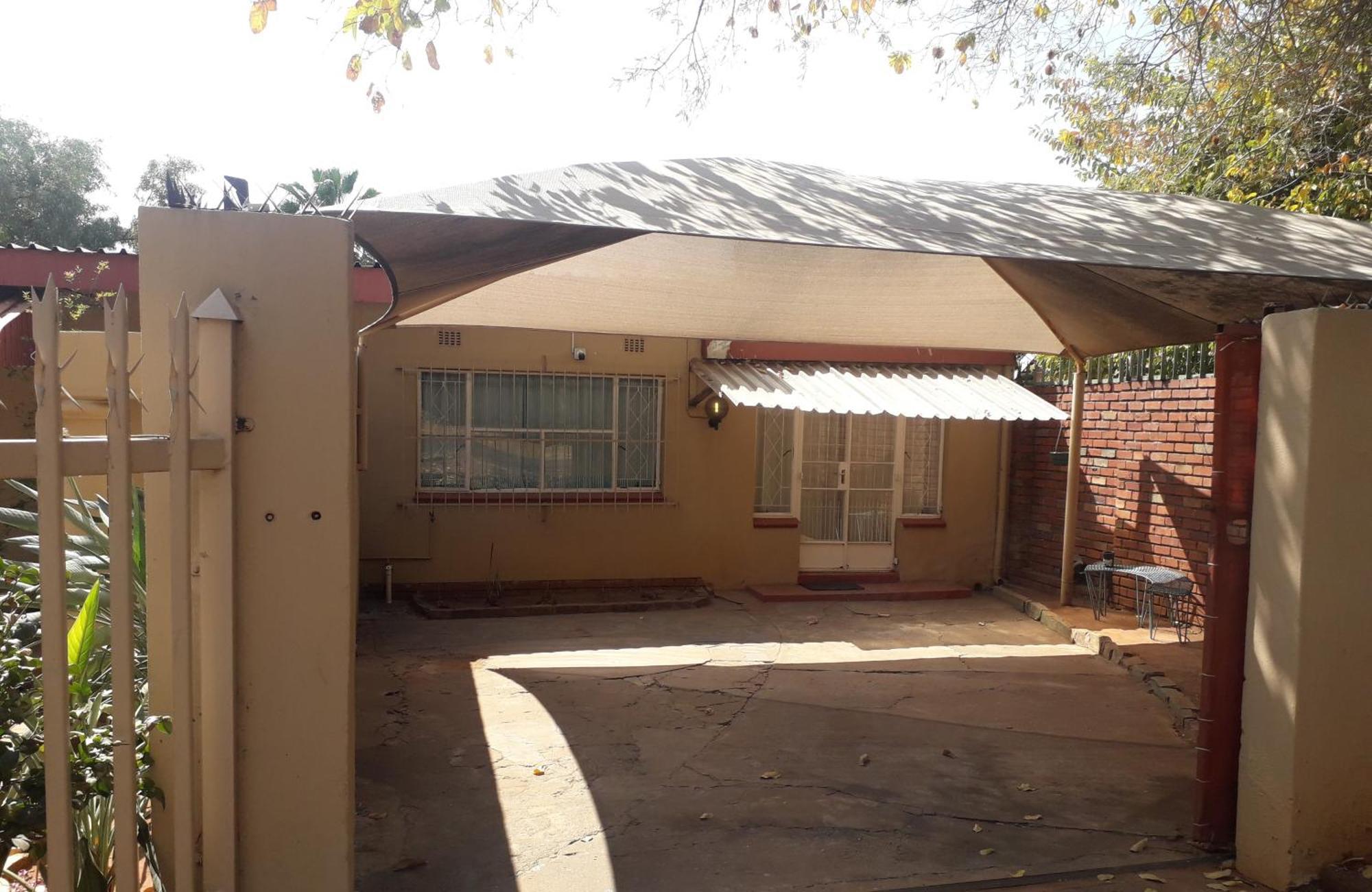 Protea Park Self Catering Guesthouse ルステンブルク エクステリア 写真